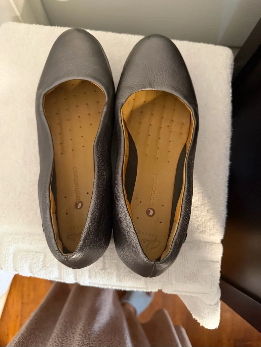 Clarks Black Leather Round-Toe Ballet Flats